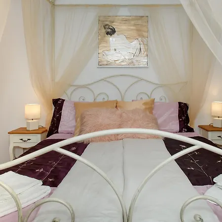 Apartment Old Town 2 Bedrooms With Balcony By Orchid Garden Bucharest
